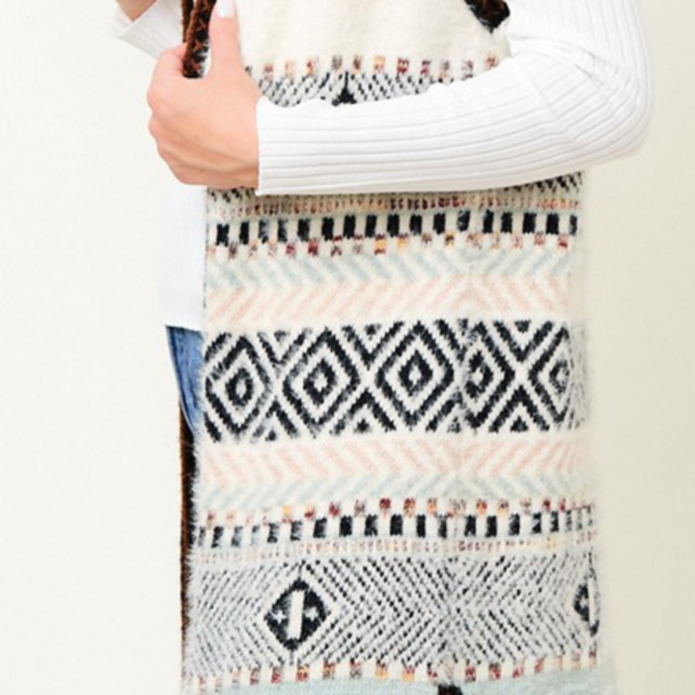 ONE LEFT. SIZE SMALL 🎁TRENDY Absolutely Gorgeous Sweater Vest - Picture 2 of 6